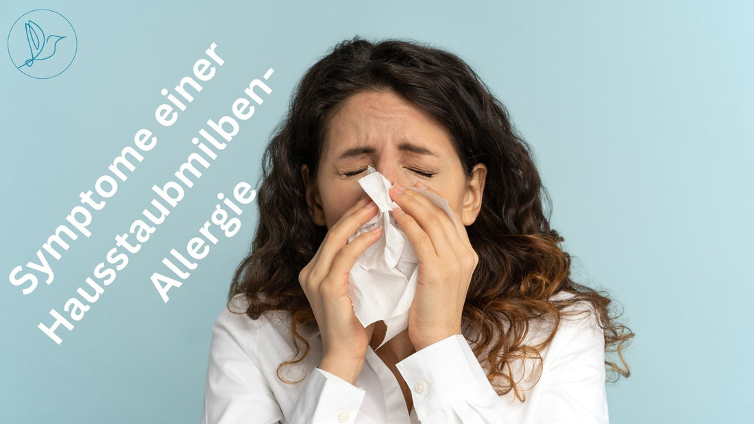 Frau mit Taschentuch niest stark – typisches Symptom einer Hausstaubmilben-Allergie im Alltag.