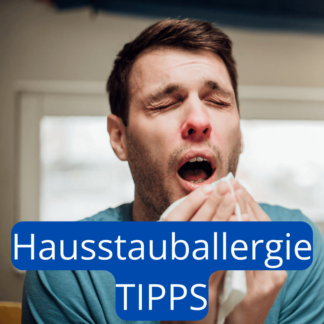 Mann mit geröteter Nase niest in ein Taschentuch im Schlafzimmer – Titelbild zum Thema Hausstauballergie mit dem Text „Hausstauballergie Tipps“.