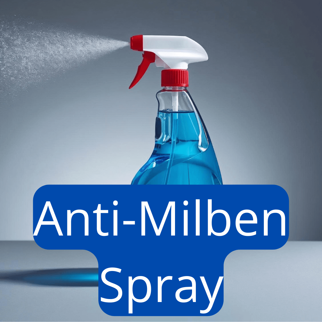 Blaues Anti-Milben-Spray in Aktion auf grauem Hintergrund mit Sprühnebel – Titelbild „Anti-Milben-Spray“